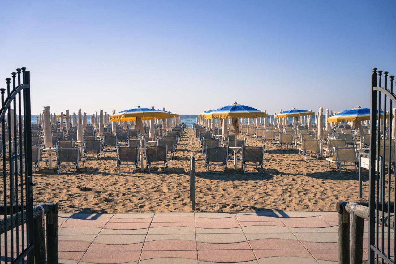 Hotel Excelsior Lido di Jesolo Bagian luar foto